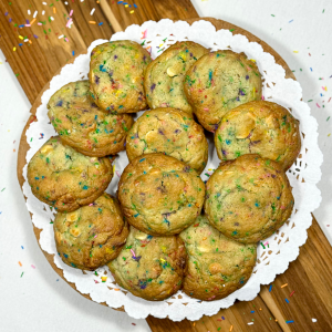 Biscuits arc-en-ciel et chocolat blanc à cuire à la maison