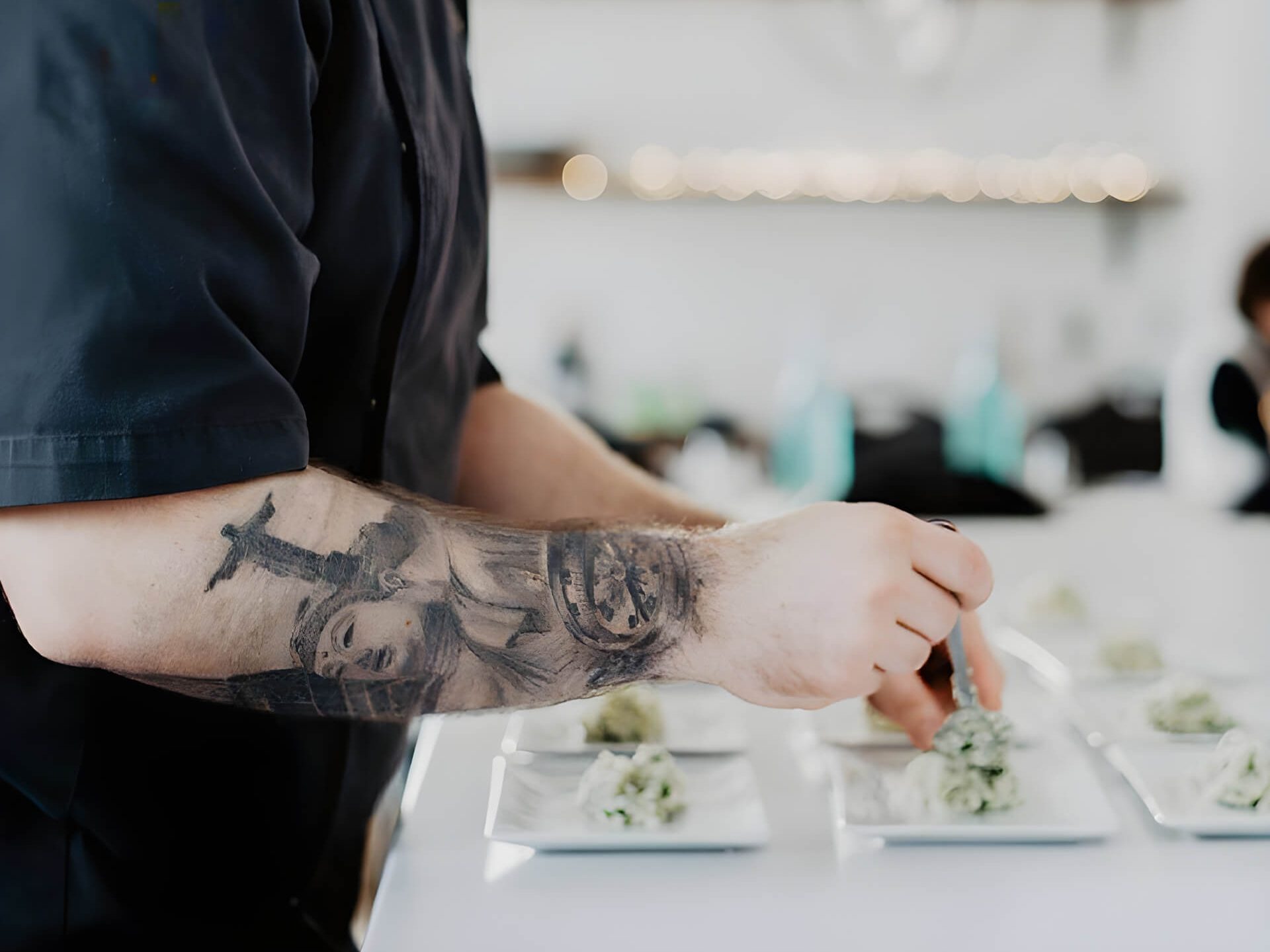 Chef cuisinier dressant des assiettes.